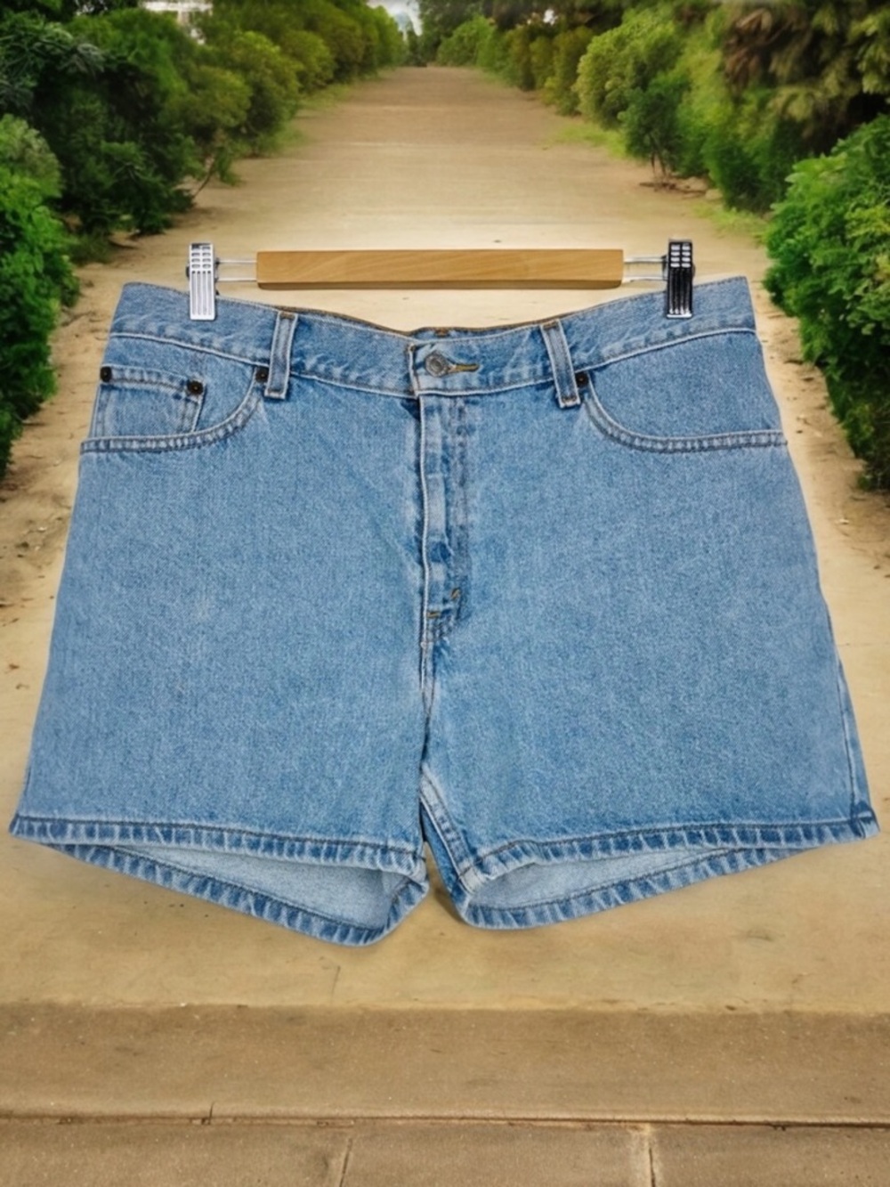 Levi’s Vintage Y2K High Waisted Light Washed Denim Jean Bermuda Mom Shorts